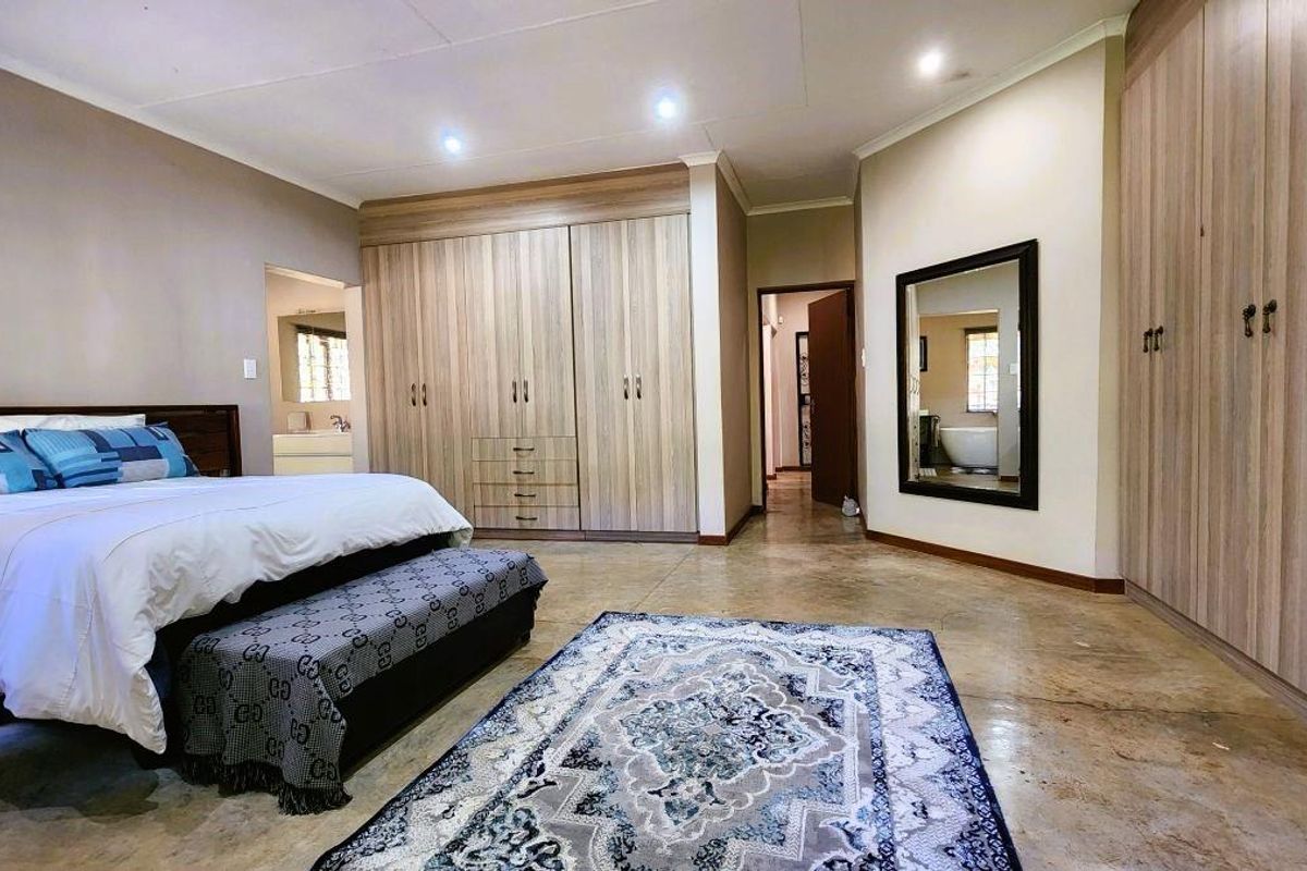 Sophisticated Country Living with a Main house, Cottage & Equestrian Facilities – A White River Gem! - Photo 3