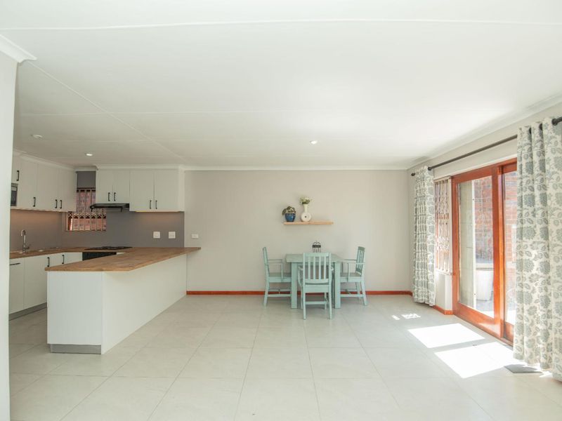 Spacious and Warm - Photo 4