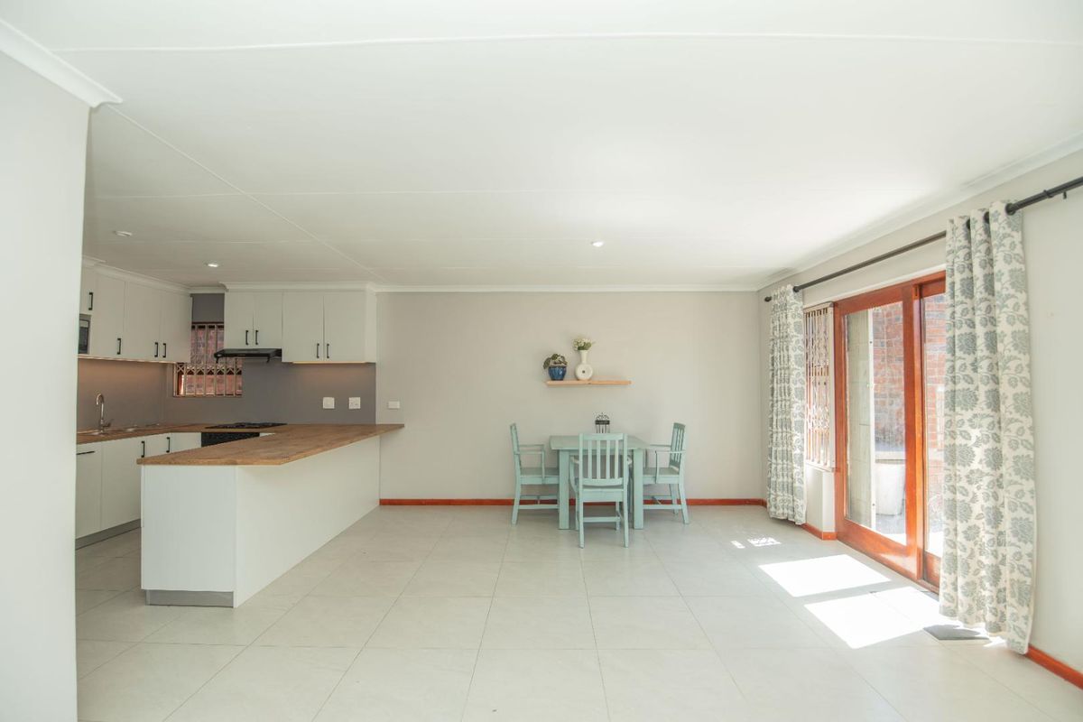 Spacious and Warm - Photo 4