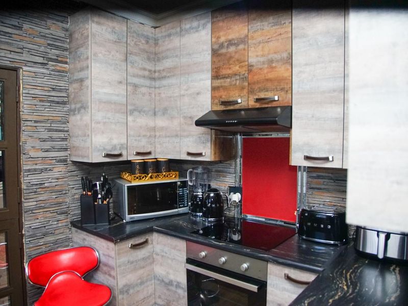 STUNNING HOUSE IN A SECURE ESTATE & PET FRIENDLY! - Photo 8