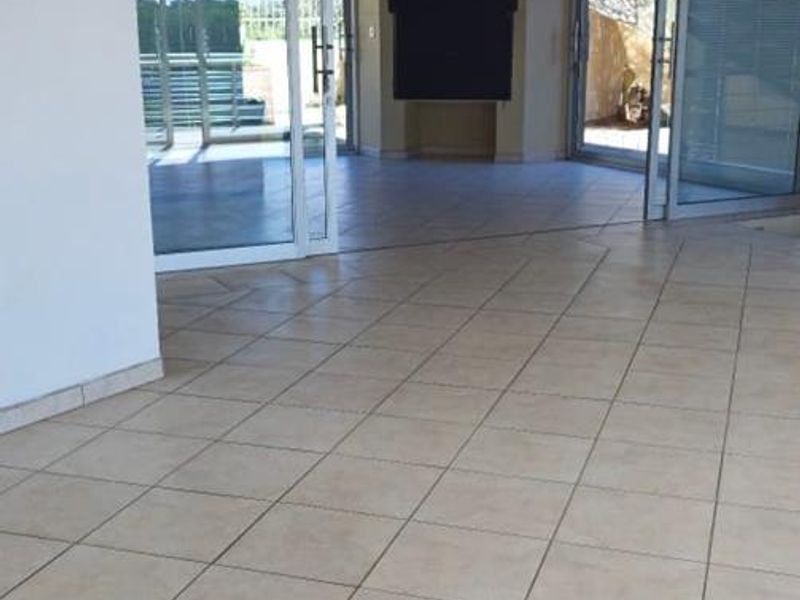 Architecturally designed Jet Setter Home. - Photo 2