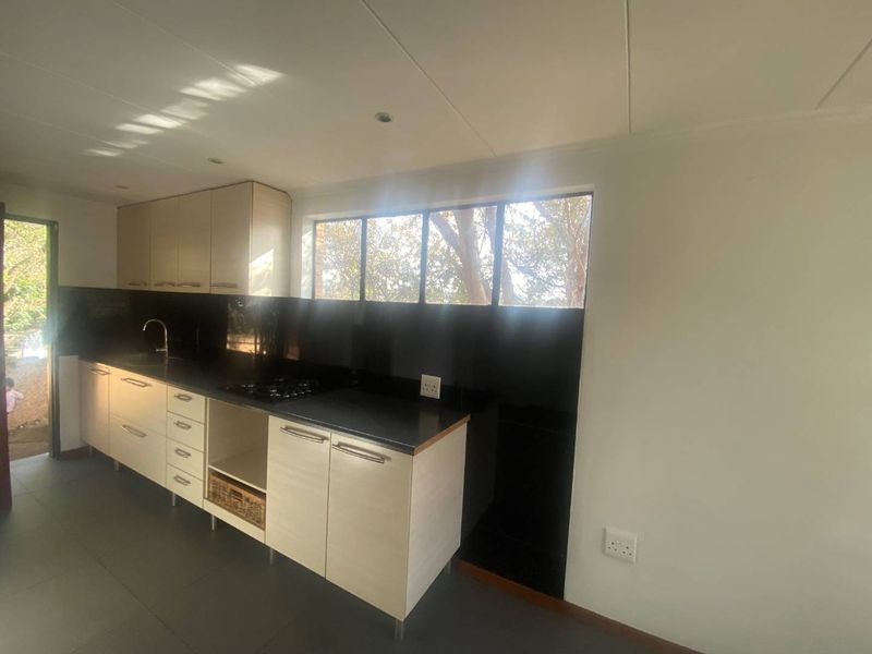 Gorgeous Garden Cottage For rent - Photo 4