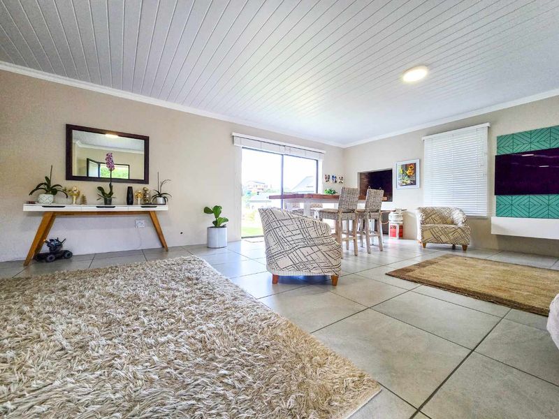 Charming family home for sale in Stilbaai-Wes. - Photo 2
