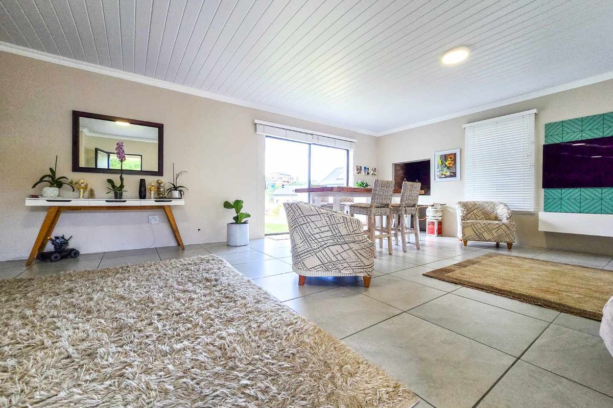 Charming family home for sale in Stilbaai-Wes. - Photo 2