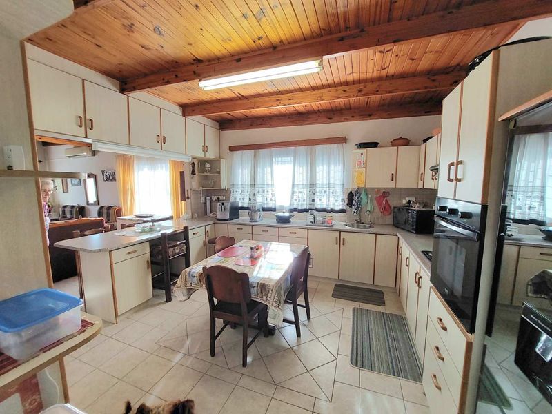 Spacious 3 Bedroom Home with Additional Flat - Photo 6