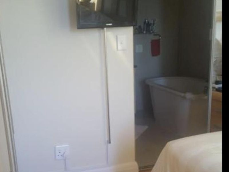 A LOVELY ONE BEDROOM FURNISHED GARDEN APARTMENT - Photo 7