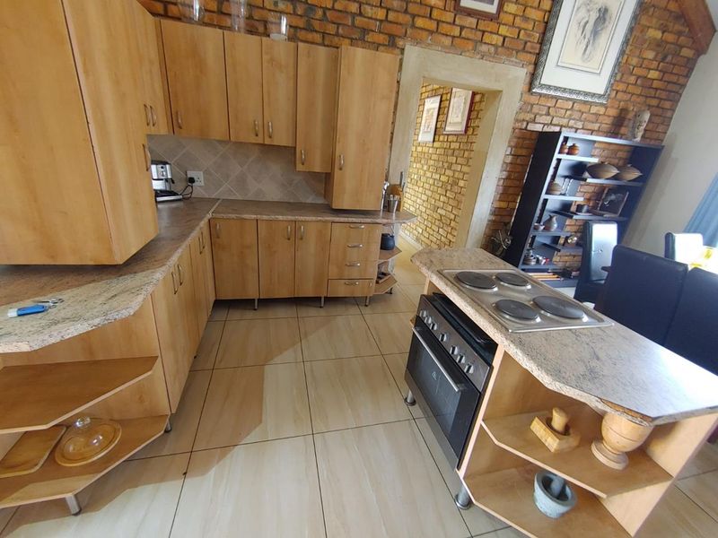 Spacious Family Home on a 4,000m2 Stand in Henley on Klip - Photo 8