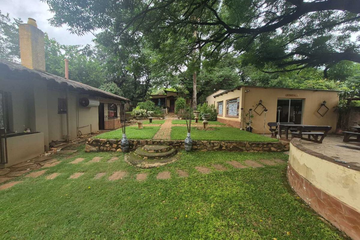PLOT WITH TWO HOUSES AND FLAT FOR SALE-GROENKLOOF MOOINOOI - Photo 2