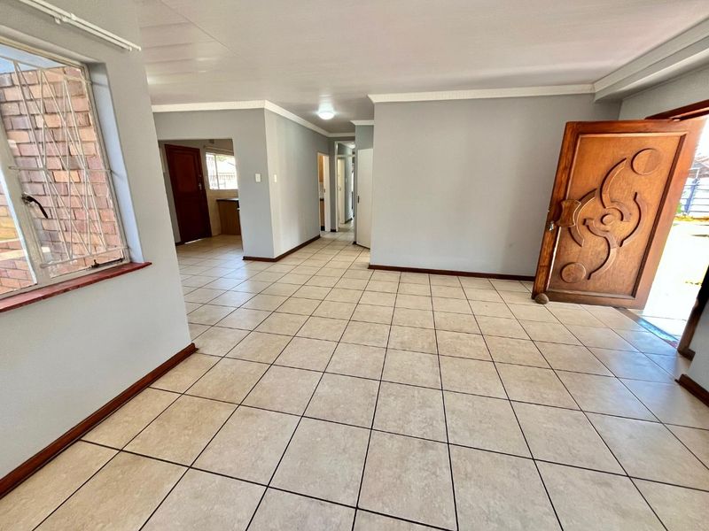 "Move-In Ready: Modern 4-Bed Home in Prime Van Dyk Park - Photo 4