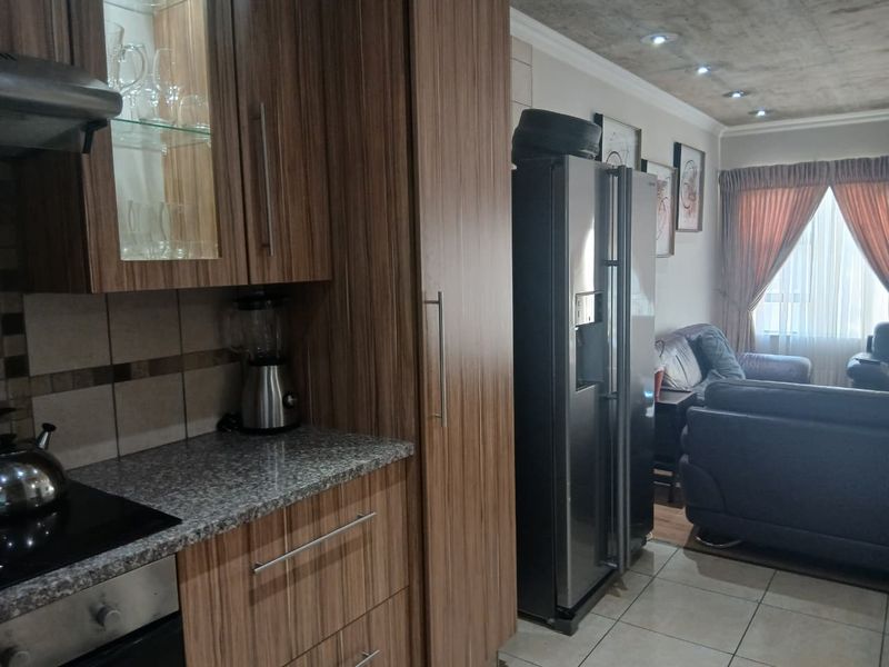 NEW RELEASE - Live Close to OR Tambo Airport in This Stylish Boksburg Apartment - Photo 9