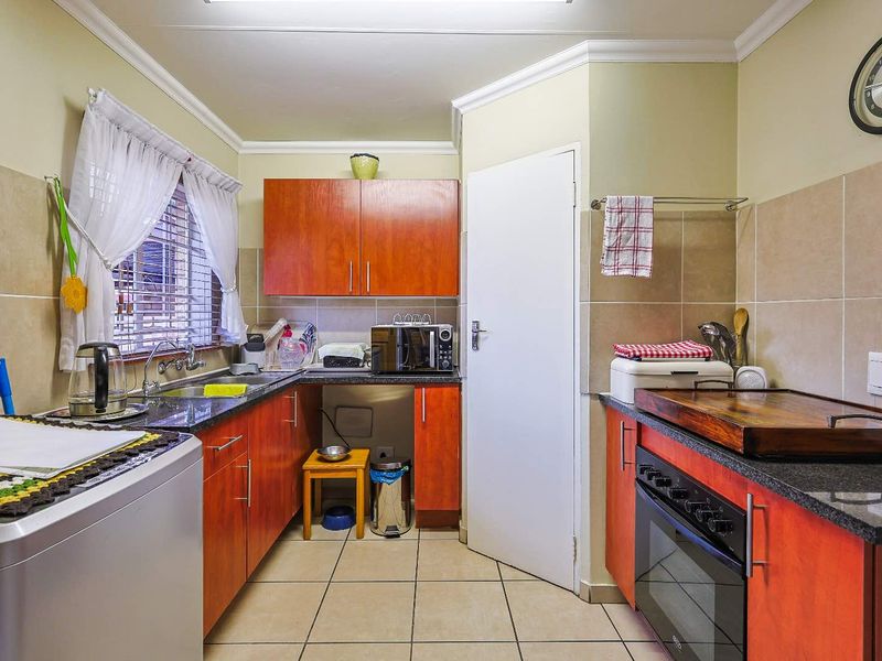 Charming 2-Bed Townhouse with Private Garden in Equestria - Photo 8