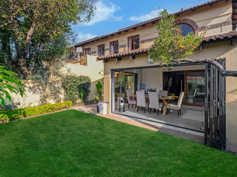 STYLISH AND CLASSY DUPLEX UNIT, IN A QUIET POSITION OFFERING PLENTY OF SPACE. - Photo 9