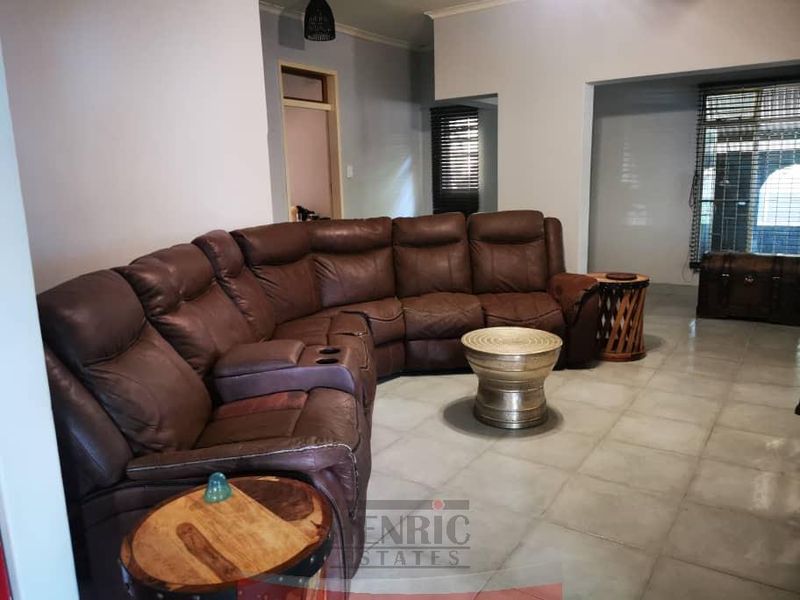 Charming Family Home wiht Excellent Entertainment Features - FOR SALE in Tsumeb - Photo 2