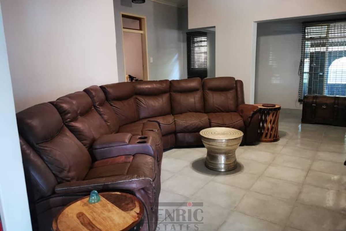 Charming Family Home wiht Excellent Entertainment Features - FOR SALE in Tsumeb - Photo 2