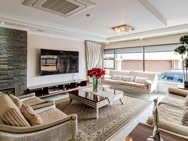 Luxurious Fully Furnished 4-Bedroom Double-Storey Home with Breathtaking Views in Roodekrans. - Photo 10