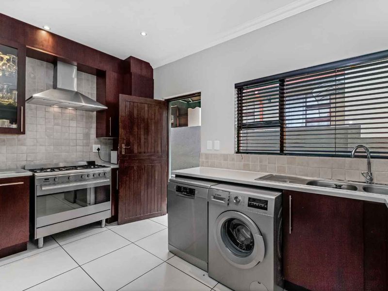 STRIKING DUPLEX HOME IN A QUIET SECURE ESTATE - Photo 9