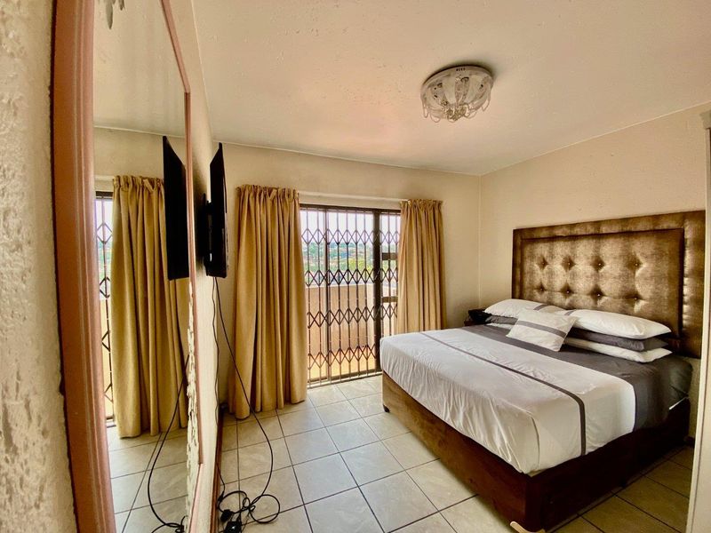 FAMILY AND ENTERTAINING LIVING IN BASSONIA - Photo 8