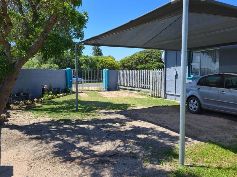 Charming 3-Bedroom House with Expansive Braai Area and Secure Living! Gansbaai CBD - Photo 4