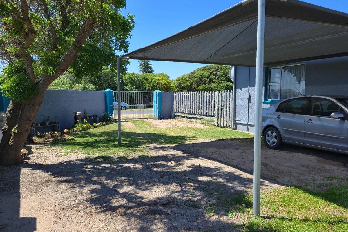 Charming 3-Bedroom House with Expansive Braai Area and Secure Living! Gansbaai CBD - Photo 4