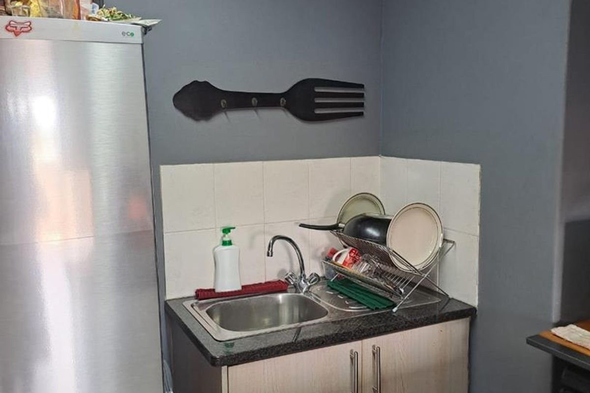 Stylish Loft Living in the Heart of Hillcrest – Perfect for Students & Young Professionals! - Photo 4