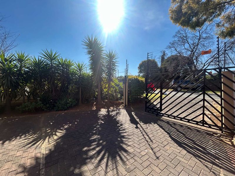 Brackendowns Beauty: Sprawl Out in Style with Grand Bedrooms, a Massive Garden & Bonus Flat! - Photo 5