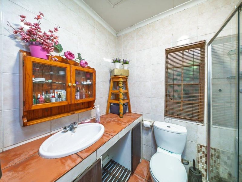 Spacious Family Home with Cottage & Exceptional Entertainment Features in Edenvale Central - Photo 6