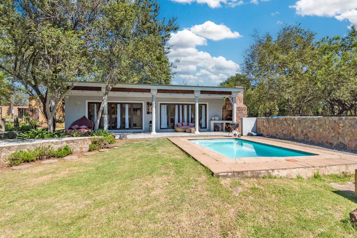 Hekpoort farm bliss: 4 homes, River frontage and Income potential - Photo 2