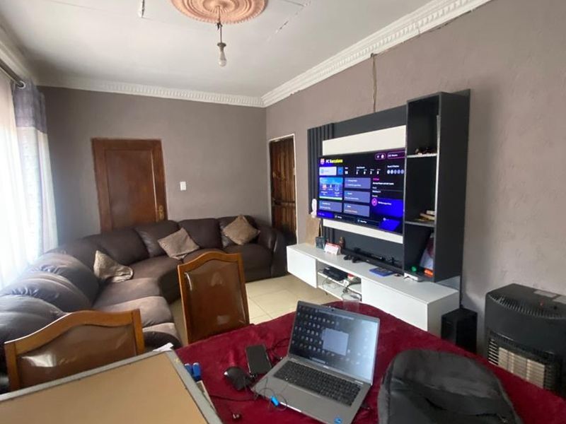 Three bedroom home for sale - Photo 10