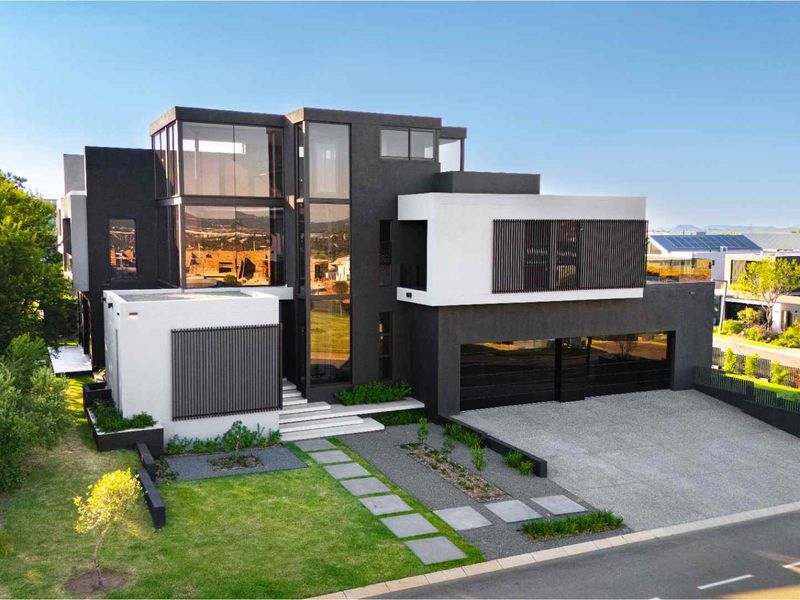 The "James Bond" Residence of Steyn City: A Masterpiece in Glass & Gloss - Photo 6