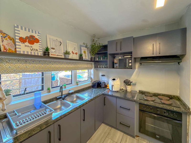 Beautifully Renovated 3-Bedroom Townhouse with Private Garden in Die Hoewes - Photo 4