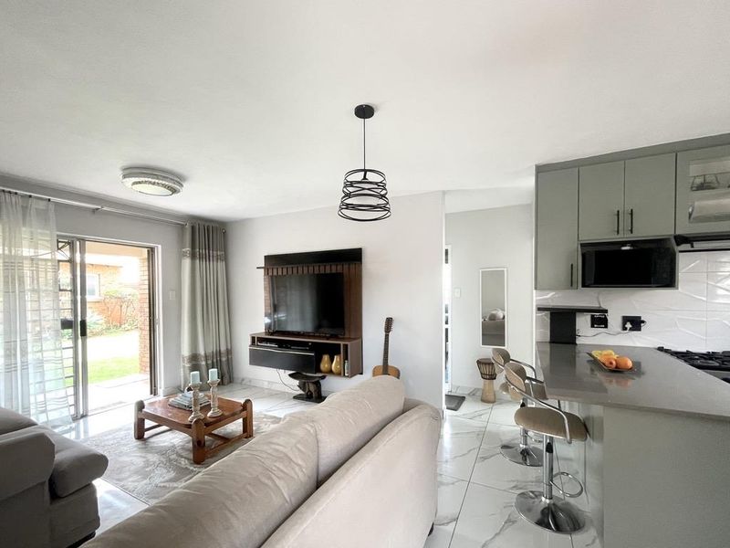 Modern Ground Floor Corner Unit with Private Garden. Newly renovated! - Photo 10