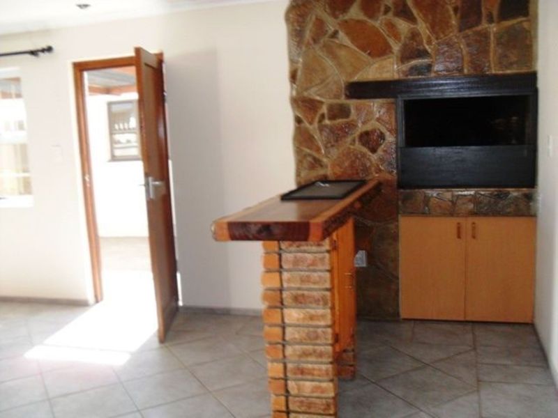 Spacious Family Home and Flat situated in a popular central prime area in Walvis Bay - Photo 5