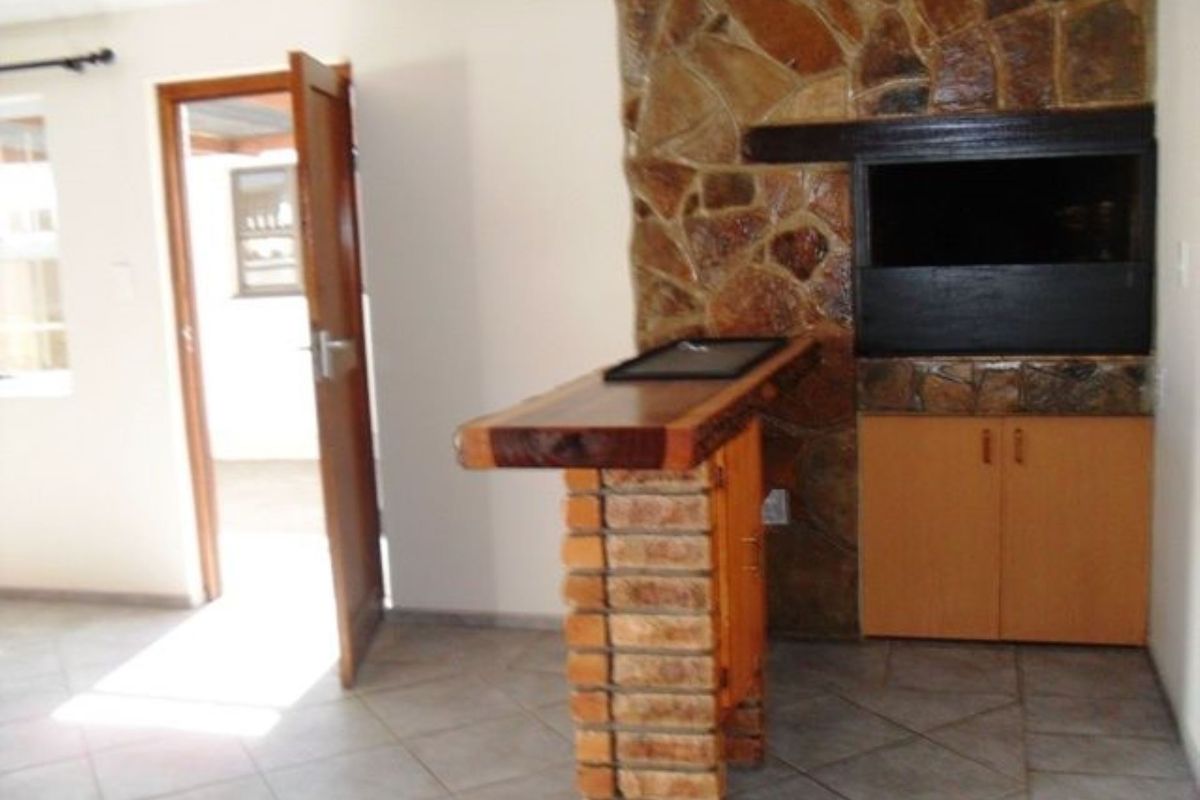 Spacious Family Home and Flat situated in a popular central prime area in Walvis Bay - Photo 5