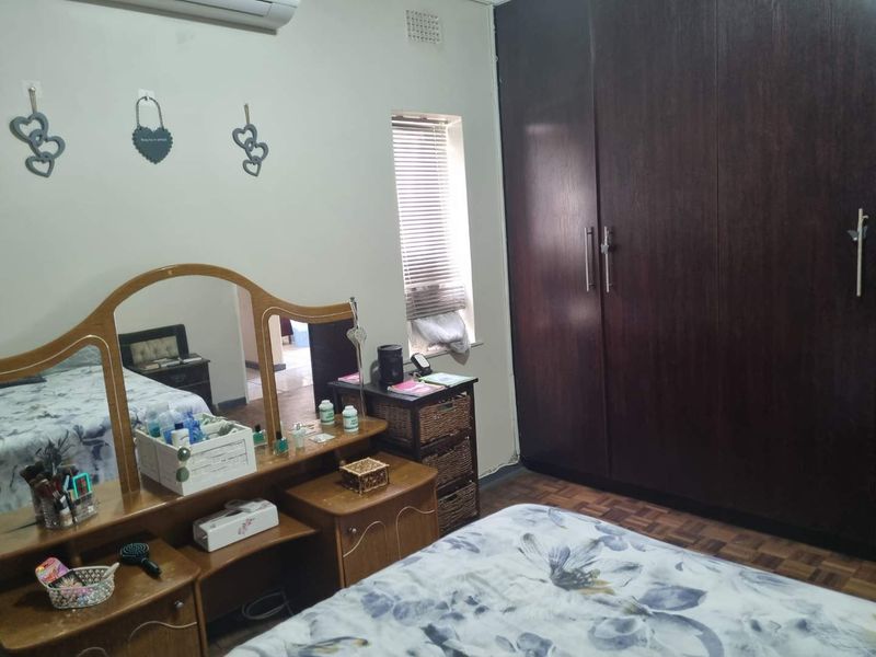 Family home with a small flatlet and pool - Photo 8