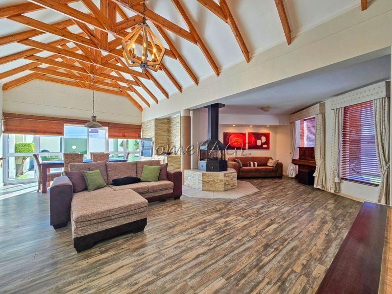 Meersig, Walvis Bay:  BEAUTIFUL, MODERN 5 Bedr home in POPULAR AREA - Photo 8