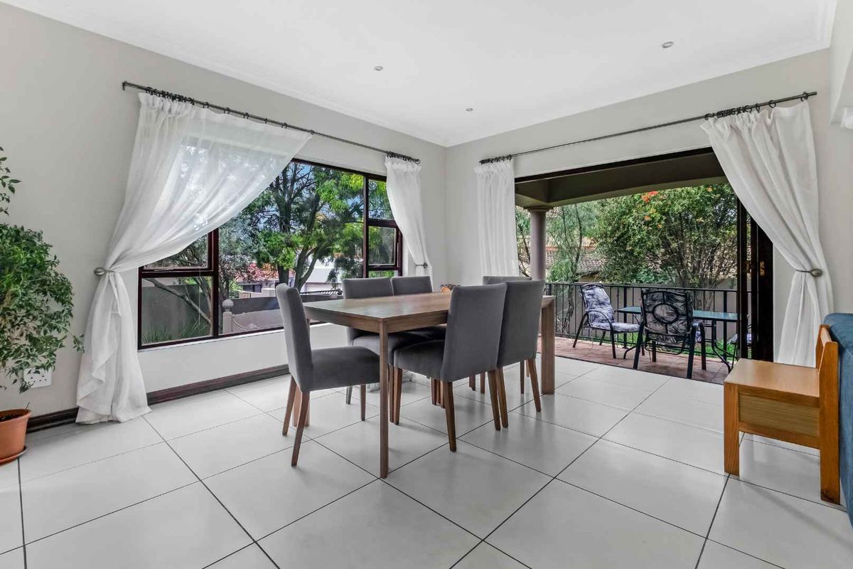 STRIKING DUPLEX HOME IN A QUIET SECURE ESTATE - Photo 4