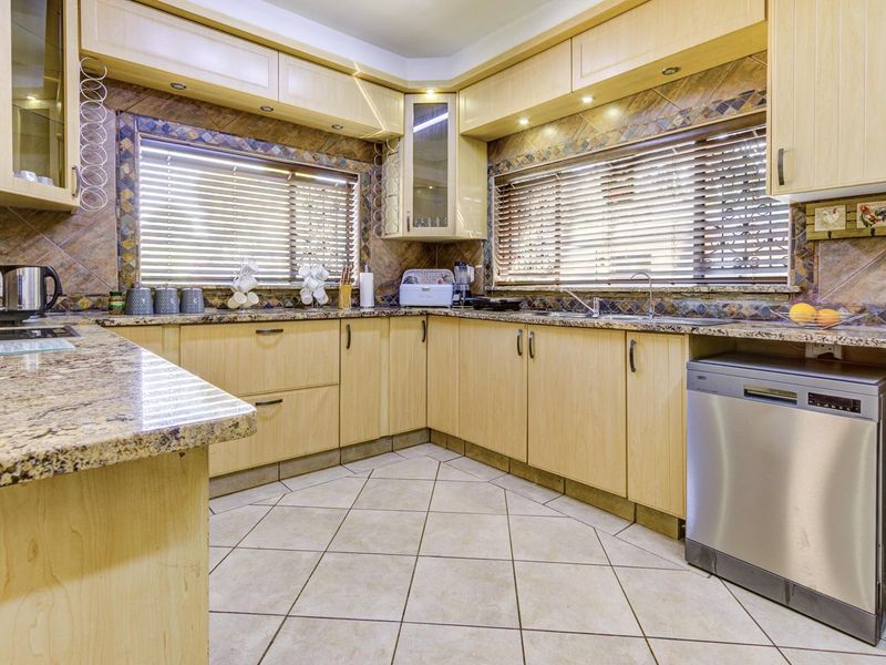 ATTRACTIVE FAMILY HOME ON 2556M2 STAND - Photo 10