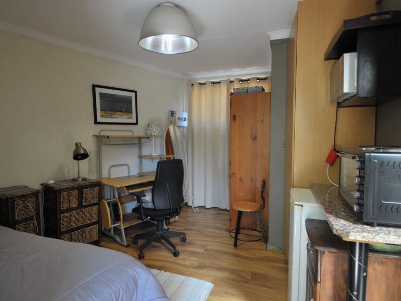 A Small Bachelor's Unit Menlo Park - Photo 2