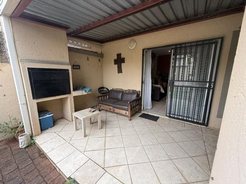 Well looked after 2-Bedroom Duplex with Private Patio, Built-In Braai & Excellent Security - Photo 3