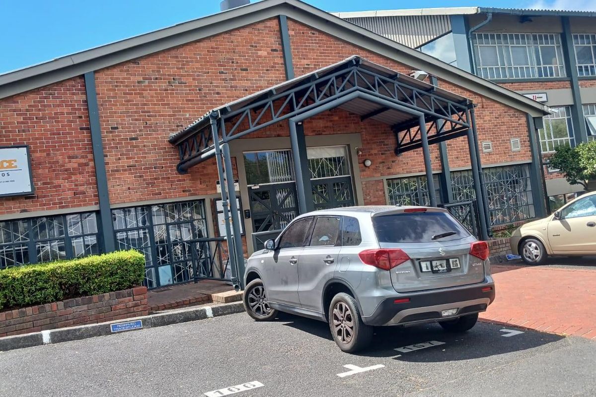 Commercial property for sale in a secure business park with great potential - Photo 2