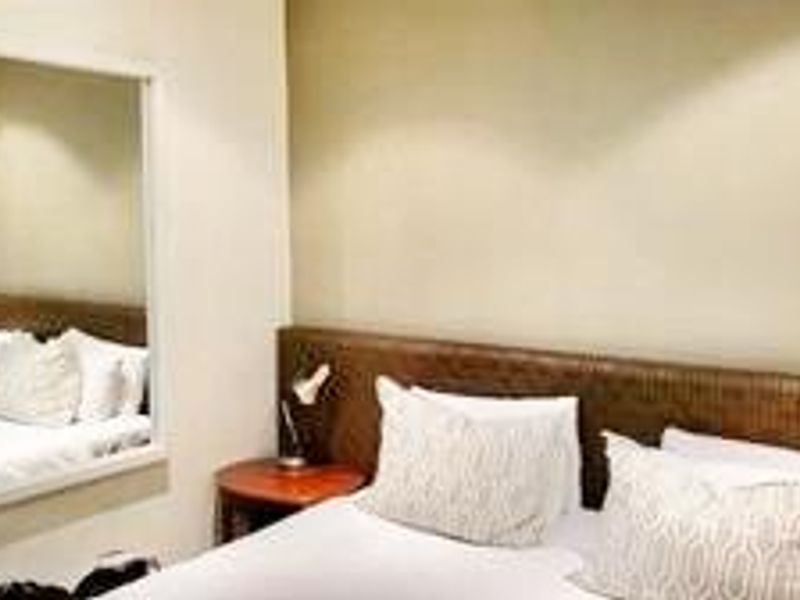 2 BED 2.5 BATH FULLY FURNISHED GARDEN  APARTMENT - Photo 8