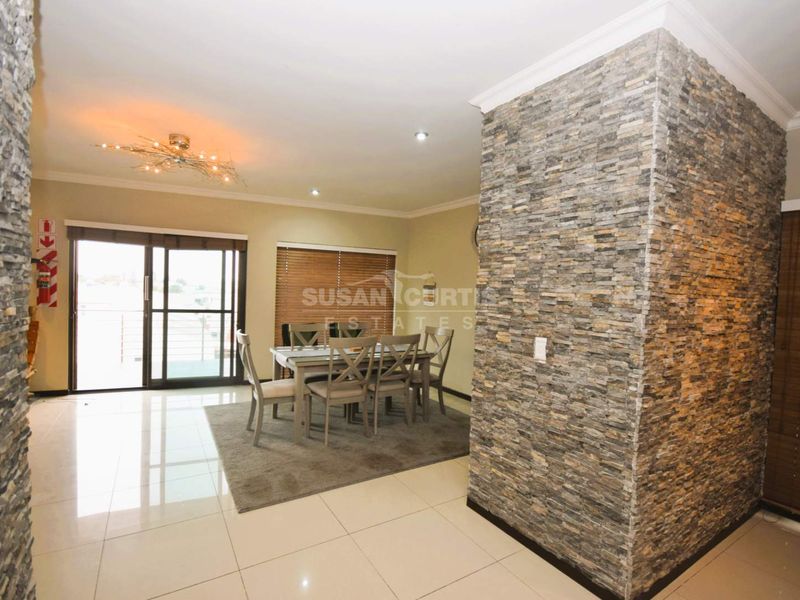 Beyond stylish penthouse - Photo 6