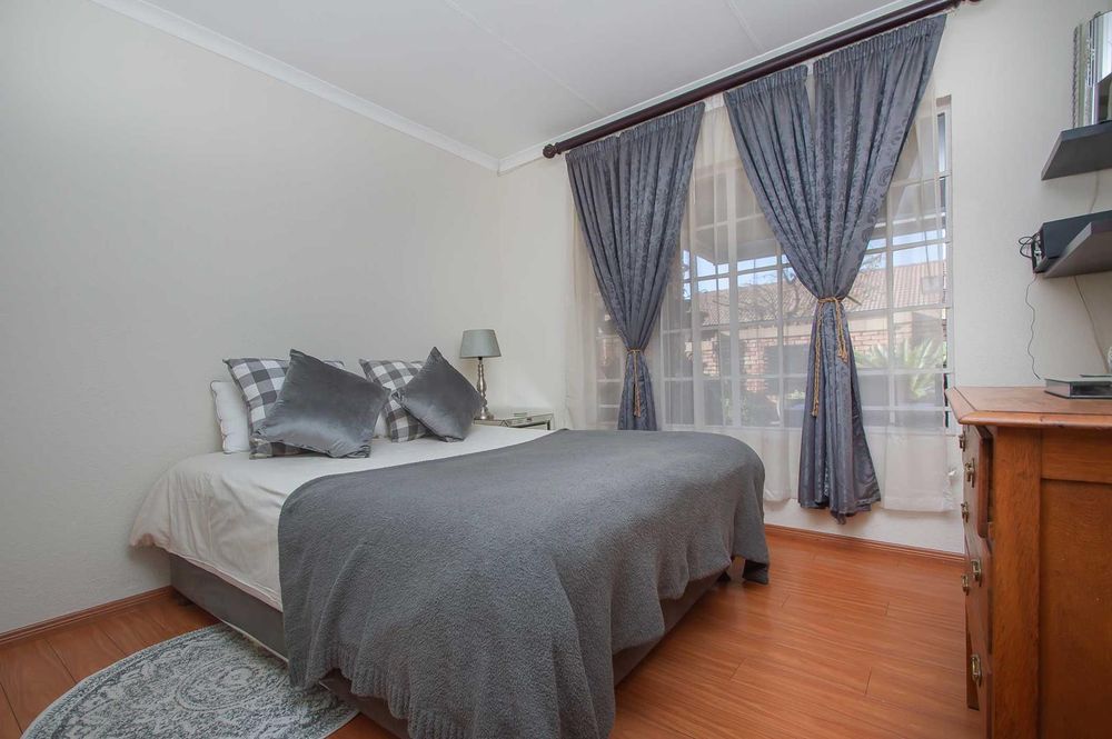 Extra large 2nd bedroom 