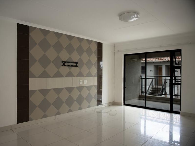 3 BEDROOM TOWNHOUSE - Photo 4