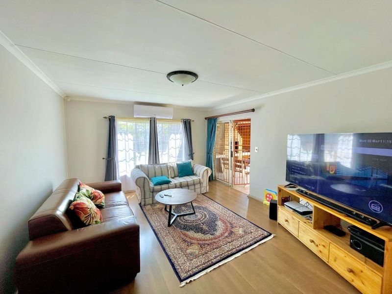 ***3 Bedroom Townhouse in a popular Complex with a Pool walking distance from The Grove Shopping Centre*** - Photo 2