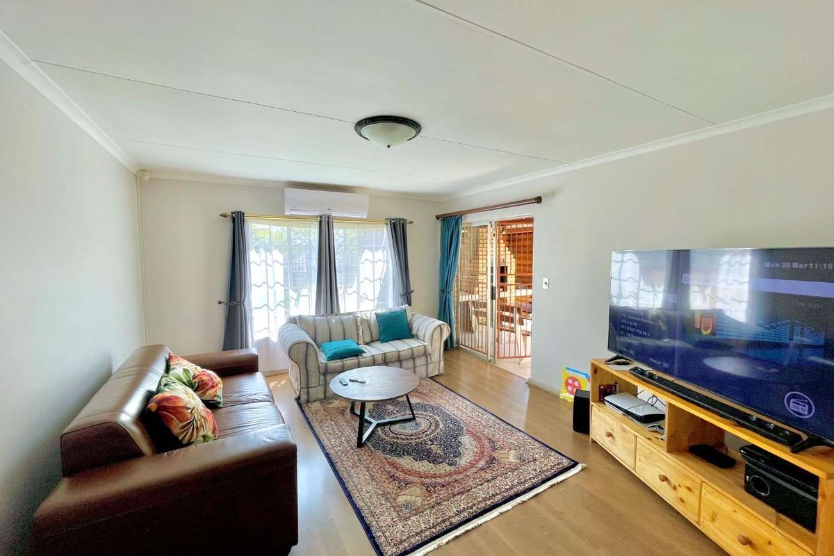 ***3 Bedroom Townhouse in a popular Complex with a Pool walking distance from The Grove Shopping Centre*** - Photo 2