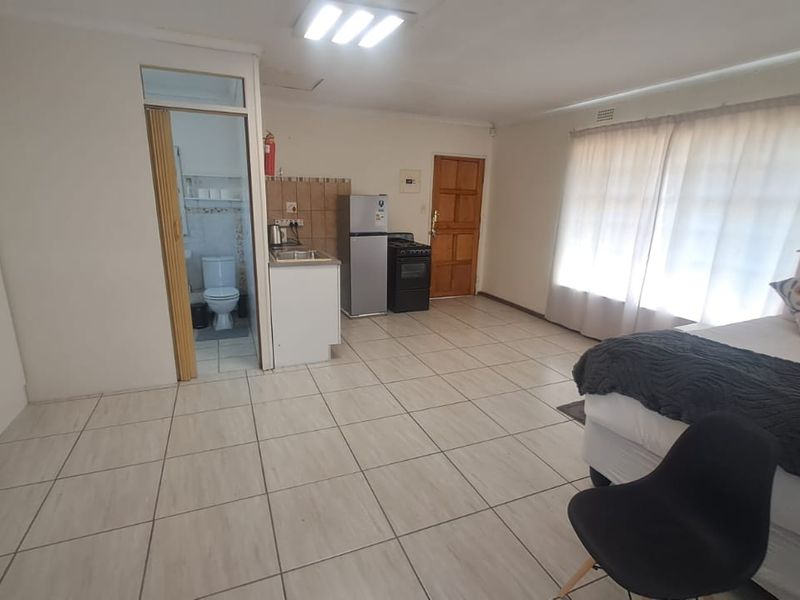 Garden Barchelor Cottage For Rent In Brackendowns - Photo 4