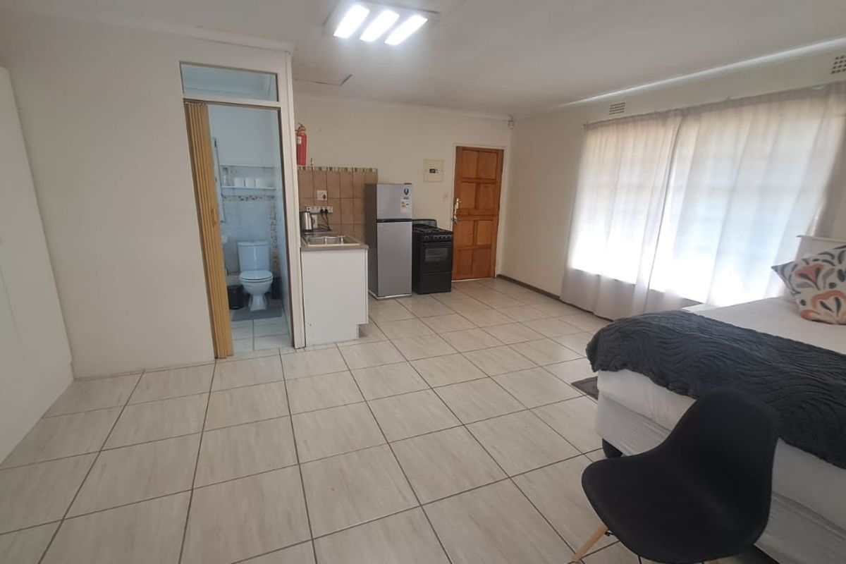 Garden Barchelor Cottage For Rent In Brackendowns - Photo 4