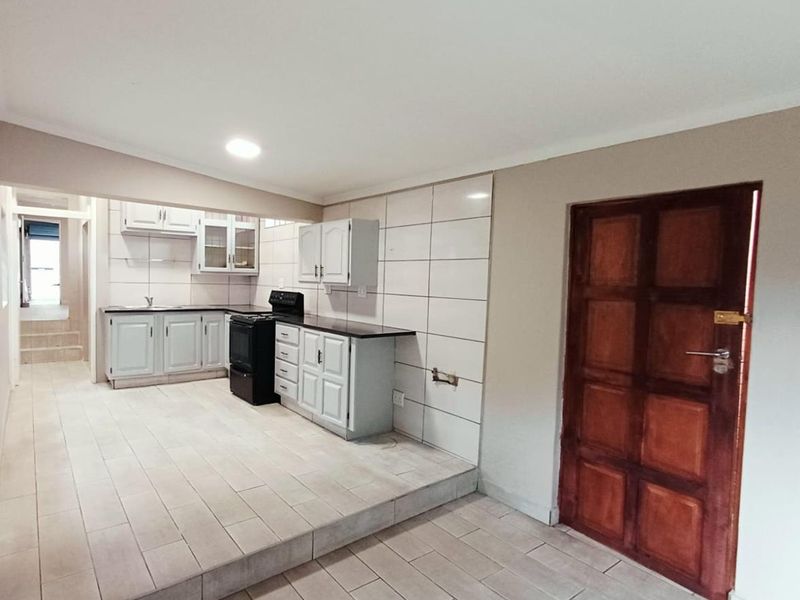 Classic Charm Meets Modern Living – Renovated 1-Bedroom Victory Park Cottage - Photo 4