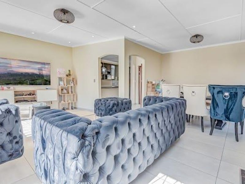 Spacious Family Home with Income-Generating Flatlets - Photo 5